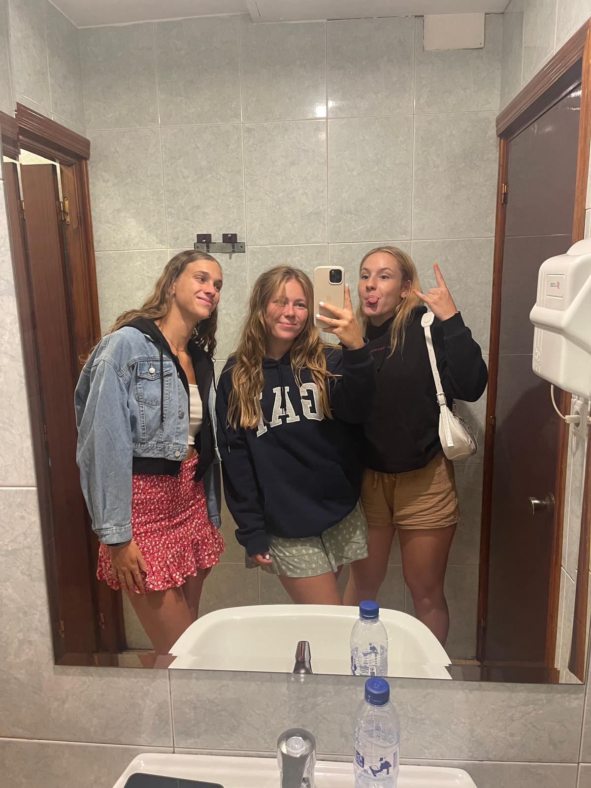 Otra foto del grupo Zorras